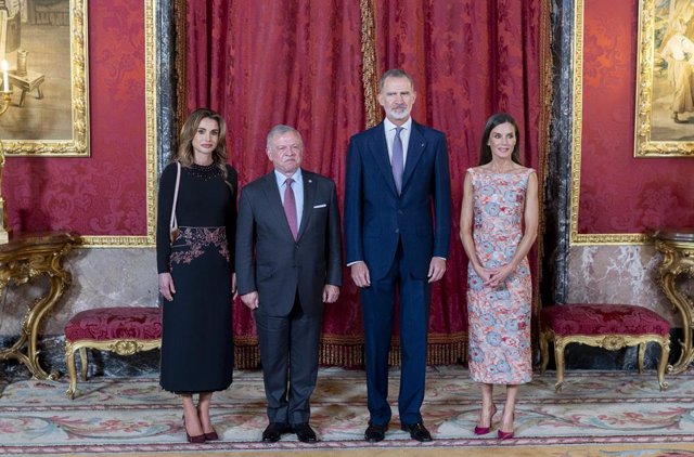 Los reyes de España, Felipe VI (2d) y Letizia (1d), reciben a los reyes de Jordania, Abdalá II bin Al Hussein (2i) y Rania (1i), antes de un almuerzo, en el Palacio Real, a 19 de junio de 2023, en Madrid (España). Los soberanos del reino hachemita, en su 