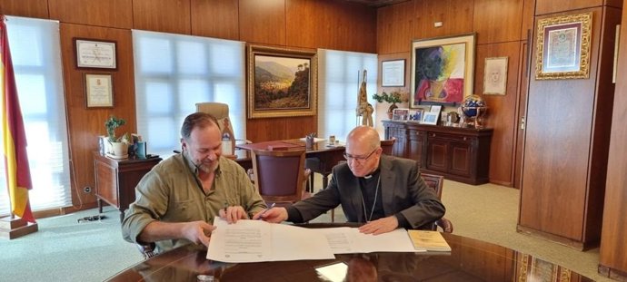 Firma de un convenio entre Caja Rural y el Obispado de Huelva.