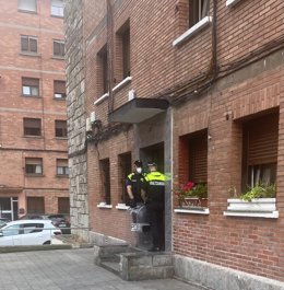 Policía Local de Barakaldo recupera una vivienda municipal ocupada en Cruces