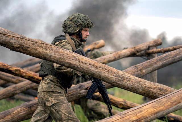 June 7, 2023, Kyiv Region, Ukraine: A soldier holds a rifle as he walks through an obstacle made of beams during a military drill headed by Commander of the Joint Forces of the Armed Forces of Ukraine, Lieutenant-General Serhii Naiev in the Northern Opera