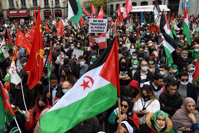 Archivo - Varias personas, con banderas saharauis, participan en una manifestación convocada por la Coordinadora Estatal de Asociaciones Solidarias con el Sáhara (CEAS-Sáhara), frente al Ministerio de Asuntos Exteriores, a 26 de marzo de 2022, en Madrid (
