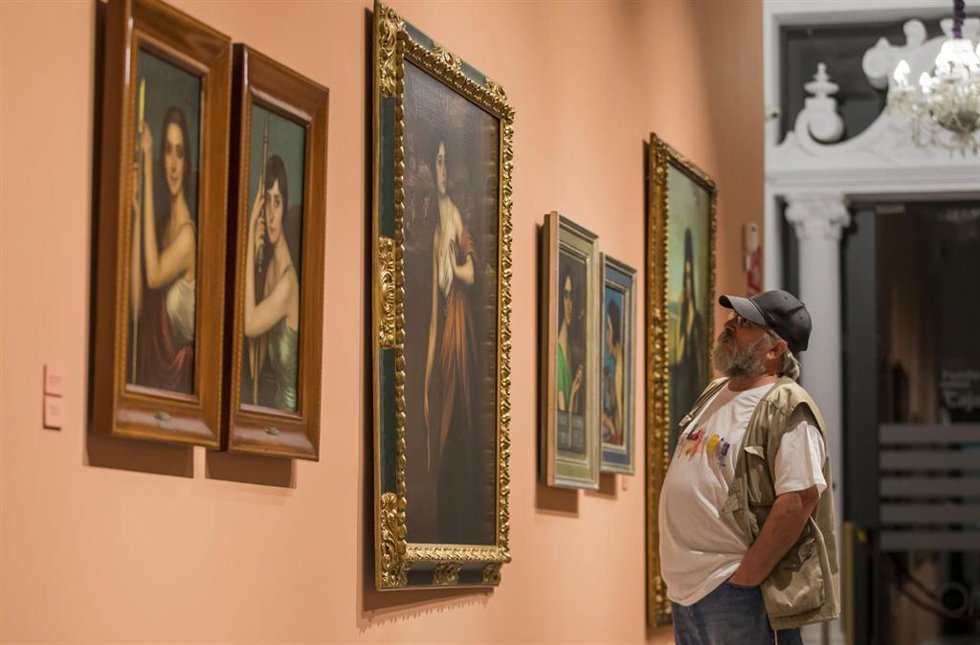 Imagen de archivo de una de las exposiciones de la Sala El Comercial de la Fundación Cajasol en Huelva.