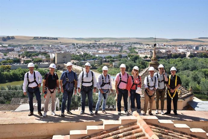 Archivo - Miembros del equipo directivo de la Policía Nacional y del Cabildo durante su visita a las cubiertas de la Mezquita de Córdoba.