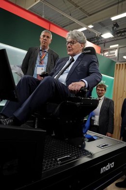 Archivo - El consejero delegado de Indra, José Vicente de los Mozos (izquierda), y el comisario europeo de Mercado Interior y Servicios, Thierry Breton (derecha), en el simulador de Indra del  Eurofighter F-18 en el 'Paris Air Show', en París, a 19 de j