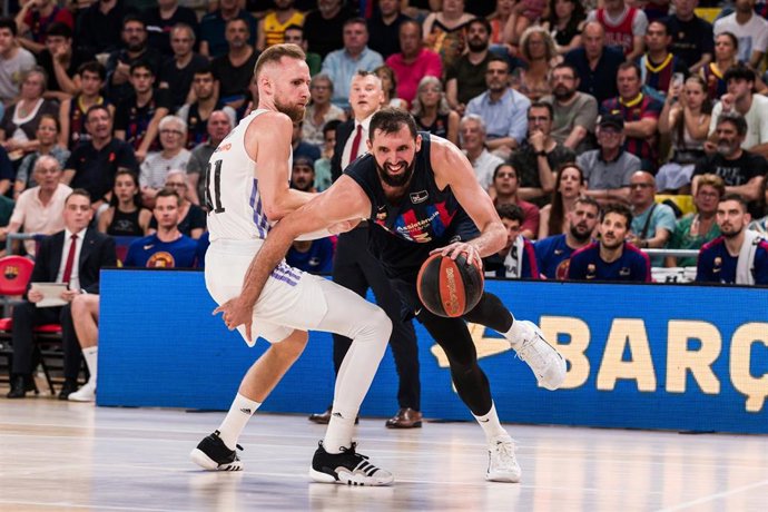 Nikola Mirotic (Bara), en una acción ante Dzanan Musa (Real Madrid) en el 'Playoff' de la Liga Endesa 2022-2023. 