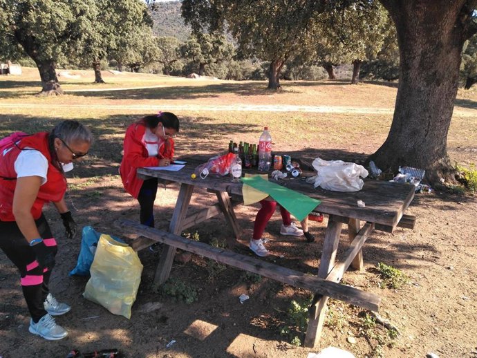 Voluntarias de Cruz Roja recogen basuraleza en Plasencia.