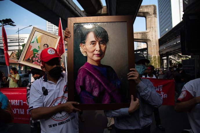 Archivo - Manifestantes con un retrato de la líder prodemocrática birmana Aung San Suu Kyi durante una concentración en Bangkok