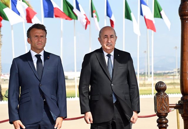 Archivo - ALGIERS, Aug. 27, 2022  -- Algerian President Abdelmadjid Tebboune (R) holds a seeing-off ceremony for French President Emmanuel Macron in Algiers, Algeria, on Aug. 27, 2022. Algeria and France on Saturday signed a joint declaration for a "renew