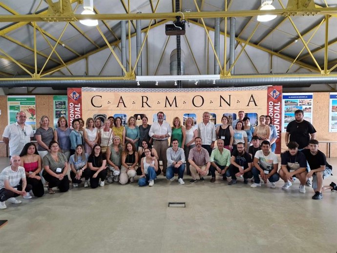 Foto de familia de los alumnos que han participado en los dos programas de formación laboral impulsados por el Ayuntamiento de Carmona, en Sevilla.
