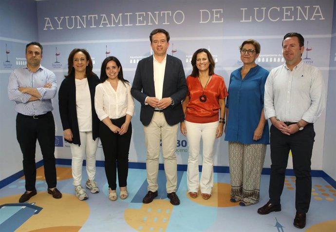 Archivo - El alcalde de Lucena (Córdoba), Aurelio Fernández (PP), en el centro con parte de sus concejales.