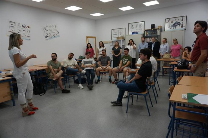 Al fondo, los delegados de Educación y Empleo, José Francisco Viso y María Dolores Gálvez, y la alcaldesa de Montoro, Dolores Amo, escuchando las explicaciones de la técnico del Centro de Prevención de Riesgos Laborales.