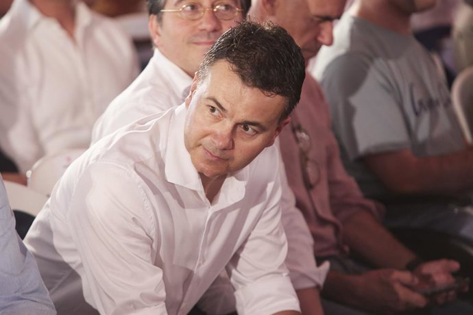 El ministro de Industria, Héctor Gómez, durante el acto público en la caseta municipal de Dos Hermanas, a 18 de junio de 2023 en Sevilla (Andalucía, España). 