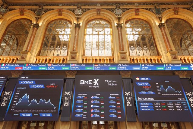 Varios paneles del Ibex 35, en el Palacio de la Bolsa, a 19 de junio de 2023, en Madrid (España). El Ibex 35 se alejaba de los 9.500 puntos que llegó a rozar el viernes durante la media sesión de este lunes, al caer un 0,07% y situarse en los 9.488,6 ente
