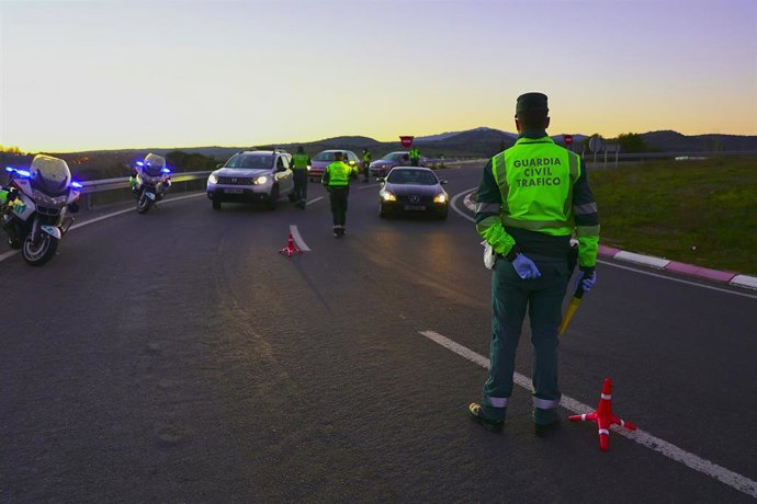 Archivo - Un control de la Guardia Civil 