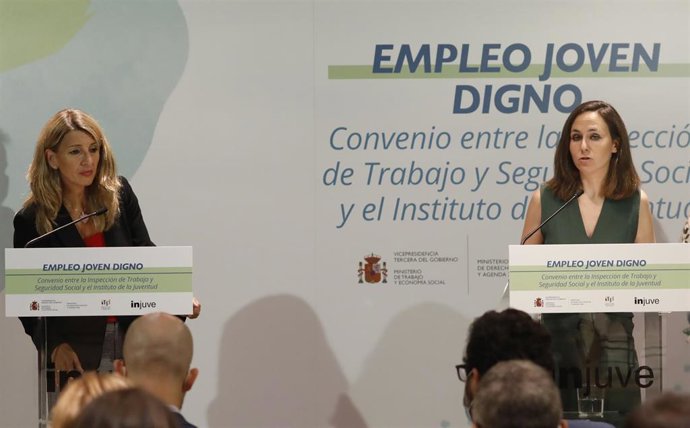 Archivo - (I-D) La vicepresidenta segunda, Yolanda Díaz, y la ministra de Derechos Sociales y Agenda 2030, Ione Belarra, comparecen durante la firma de un convenio, a 5 de julio de 2021, en el Instituto de la Juventud, Madrid, (España). 