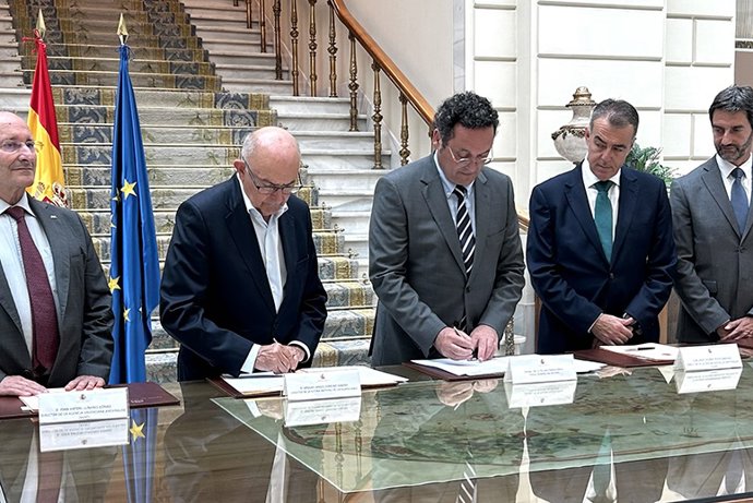 El director d'Antifrau, Miguel Ángel Gimeno, i el fiscal general de l'Estat, Álvaro García Ortiz, en la signatura de l'acord