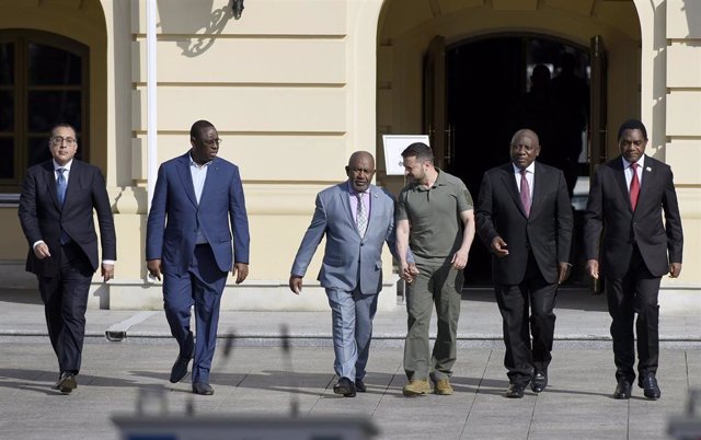 Ukrainian President Volodimir Zelensky with several African leaders in kyiv