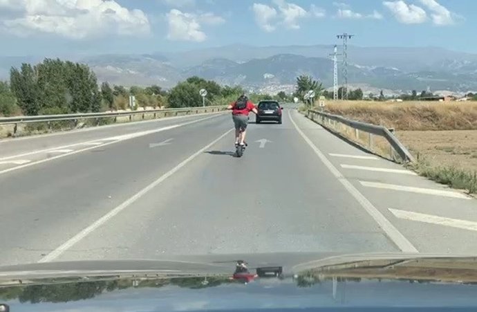 El usuario de un patinete circula por una vía interurbana de Almería a más de 25 kilómetros por hora.