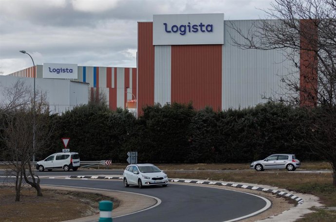 Archivo - Una rotonda frente a la sede del grupo Logista, a 6 de marzo de 2023, en Madrid (España).  