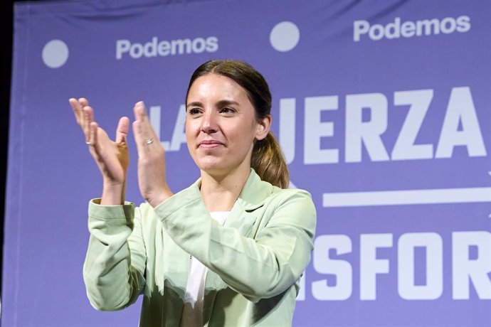 La ministra de Igualdad, Irene Montero, aplaude durante un acto de campaña de Podemos-IU, en el paraninfo de la Magdalena, a 25 de mayo de 2023, en Santander, Cantabria (España).