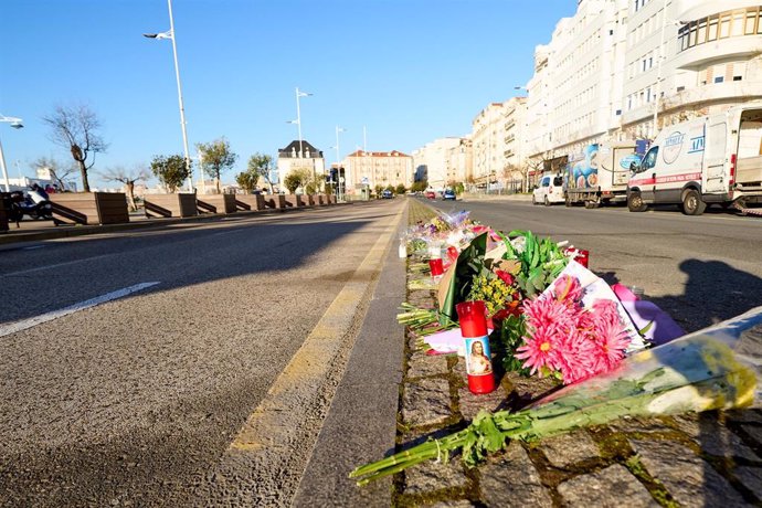 Archivo - Flores en la calle Castelar de doble sentido donde el 3 de febrero se produjo un atropello mortal a un motorista de 19 años