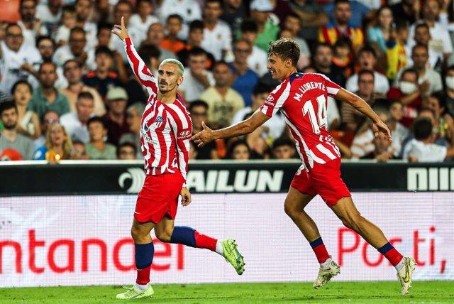 Archivo - Antoine Griezmann of Atletico de Madrid celebrates a goal with teammates during the Santander League match between Valencia CF and Atletico de Madrid at the Mestalla Stadium on August 29, 2022, in Valencia, Spain.