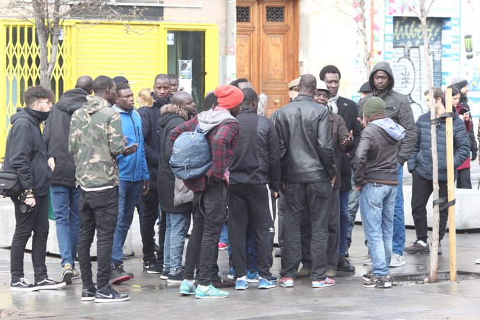 Concentración de ciudadanos en Lavapiés (Madrid) tras la muerte del mantero Mame Mbayé.