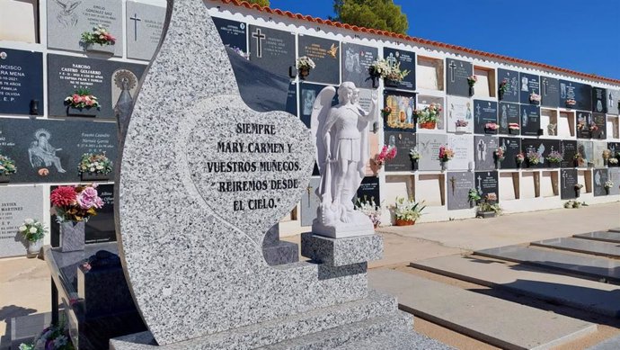 Tumba en la que será enterrada la artista conquense Mari Carmen y sus Muñecos en el cementerio de Cuenca