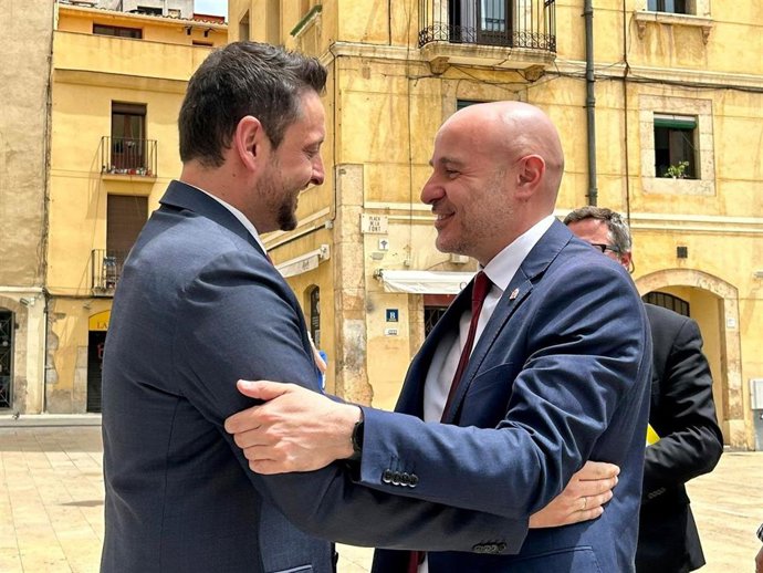 El nuevo alcalde de la Tarragona, Rubén Viñuales, y el delegado del Gobierno en Catalunya, Carlos Prieto, en Tarragona