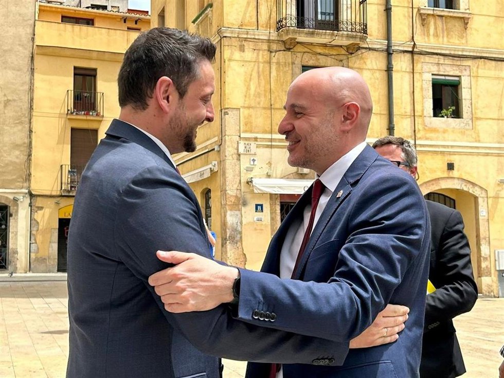 El nuevo alcalde de la Tarragona, Rubén Viñuales, y el delegado del Gobierno en Catalunya, Carlos Prieto, en Tarragona