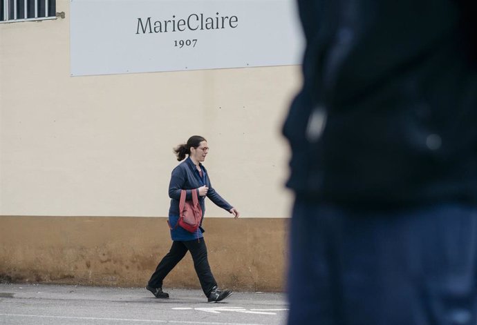 Una mujer camina delante de la fábrica Marie Claire Vilafranca