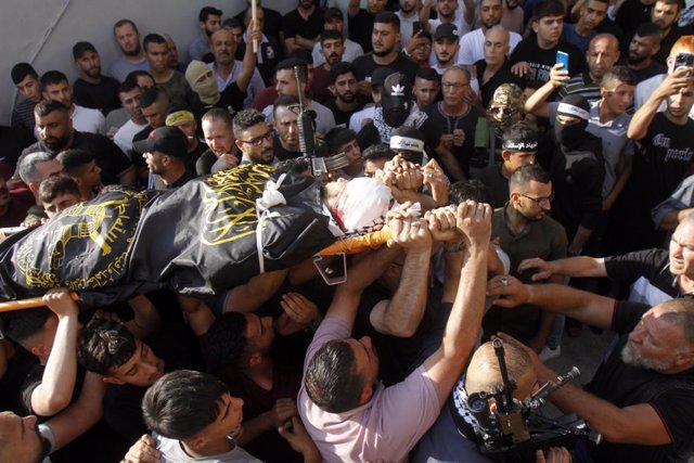 Funeral de uno de los fallecidos en un ataque israelí en Yenín, Cisjordania