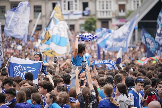 Recibimiento al Deportivo Alavés por su ascenso a Primera División en la plaza de la Virgen Blanca de Vitoria