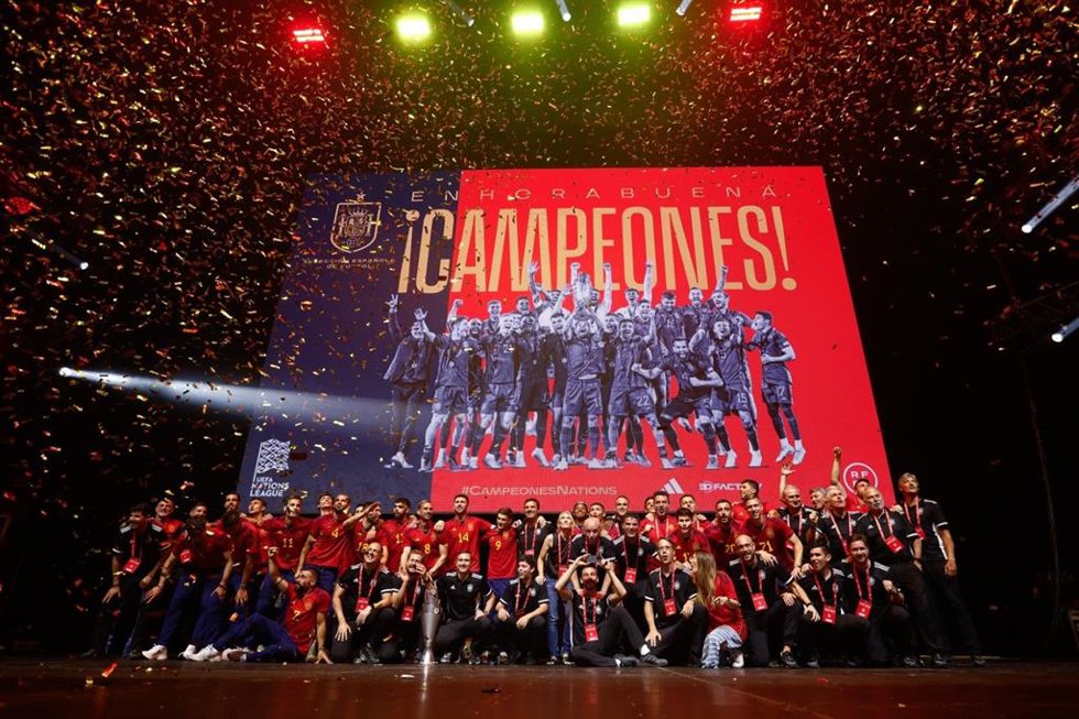 Los jugadores y staff de la selección española posan tras el recibimiento en el WiZink Center por la conquista de la Liga de Naciones 2022-2023