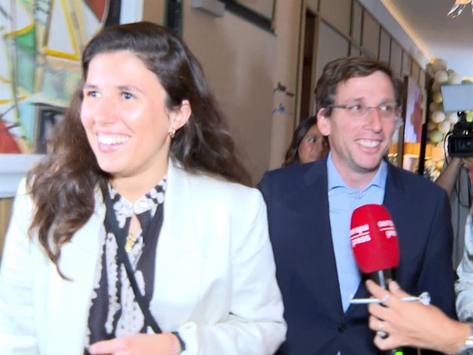 JOSÉ LUIS MARTÍNEZ ALMEIDA Y TERESA URQUIJO PRESUMEN DE HISTORIA DE AMOR