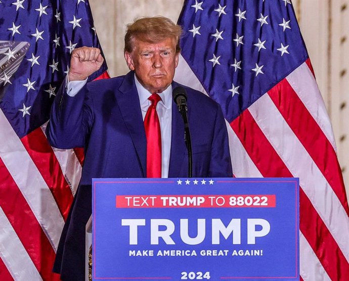 Archivo - April 4, 2023, Palm Beach, Florida, USA: Former U.S President DONALD J. TRUMP fist held high to his supporters at an event at his Mar-a-Lago club Trump had been arraigned earlier that afternoon by a Manhattan grand jury for his alleged role in