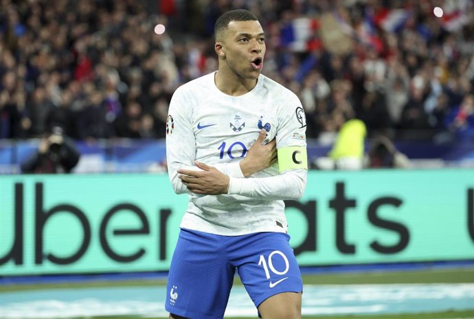 Archivo - Kylian Mbappé celebra un gol con la selección francesa