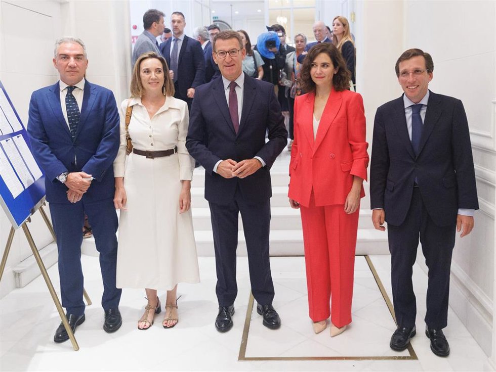 (I-D) El coordinador general del PP y número uno de la candidatura del PP de Málaga al Congreso, Elías Bendodo; la portavoz del PP en el Congreso y secretaria general del partido, Cuca Gamarra; el líder del PP, Alberto Núñez Feijóo; la presidenta de la 