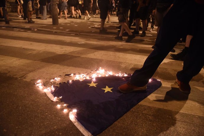 June 15, 2023, Thessaloniki, Greece: Demonstrators burn an EU flag during a protest against the EU migration policy. A fishing boat with migrants trying to reach Italy sank on June 14 off the coast of Greece leaving at least 79 dead and many more missin