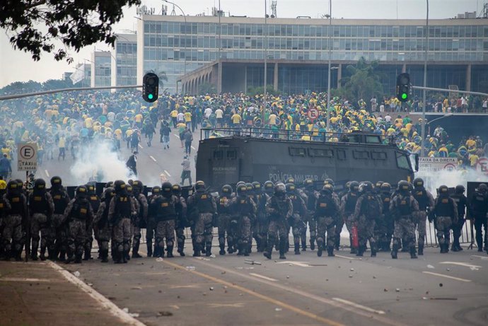 Archivo - Simpatizantes del expresidente brasileño Jair Bolsonaro se enfrentan a las fuerzas de seguridad en Brasilia
