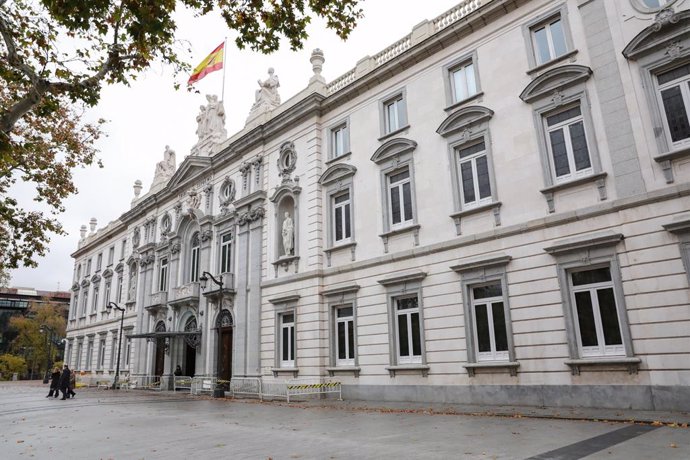 Archivo - Fachada del edificio del Tribunal Supremo con la bandera española en lo alto, en Madrid a 29 de noviembre de 2019.