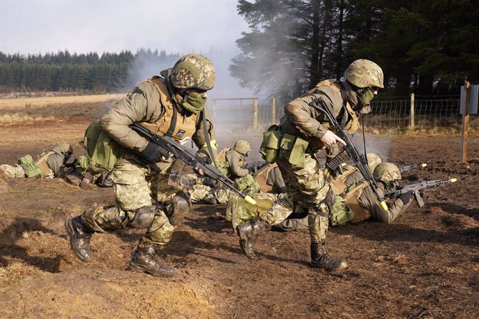 Archivo - 16 February 2023, United Kingdom, Yorkshire: Ukrainian soldiers take part in a military exercise at a military training camp in Yorkshire during a visit by defence ministers from the Joint Expeditionary Force (JEF) nations to see soldiers from