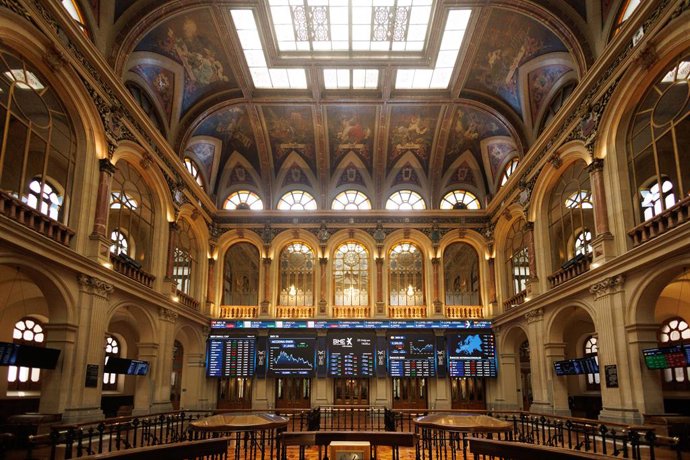Paneles del Ibex 35 en el Palacio de la Bolsa en Madrid (España). 