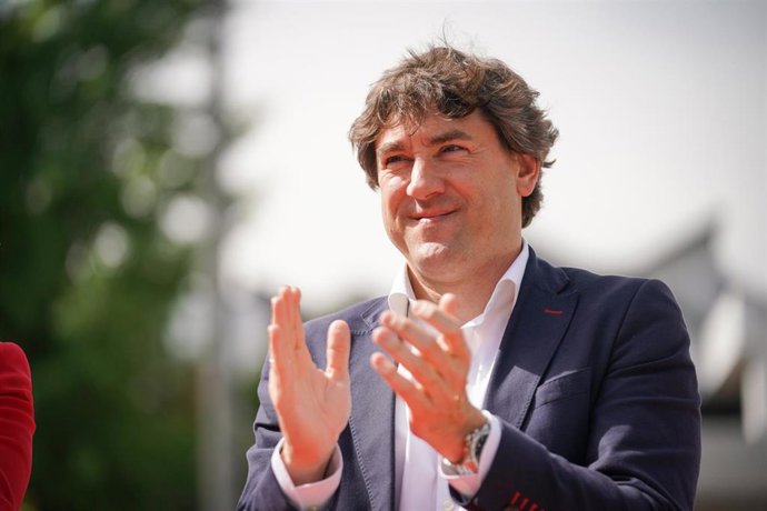 Archivo - El secretario general del PSE-EE, Eneko Andueza, aplaude durante un acto de precampaña del PSOE, en la Plaza Santa Bárbara, a 8 de mayo de 2023, en Vitoria-Gasteiz, Álava, País Vasco (España). El ministro de Industria, Comercio y Turismo acomp