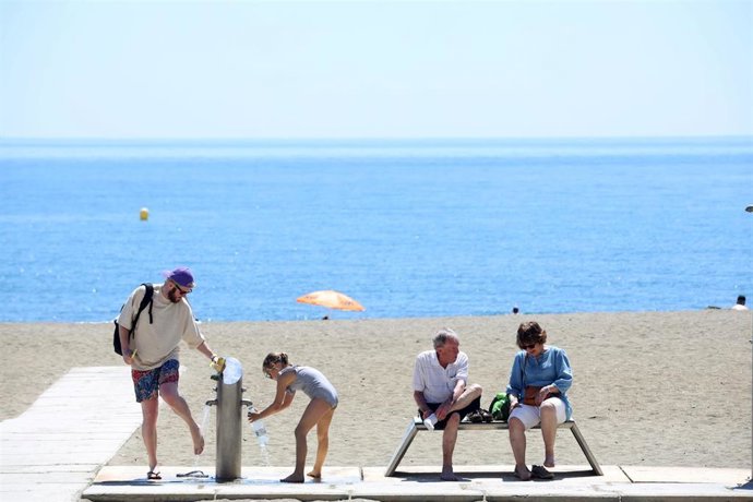 Archivo - Cientos de personas en la playa de La Malagueta 