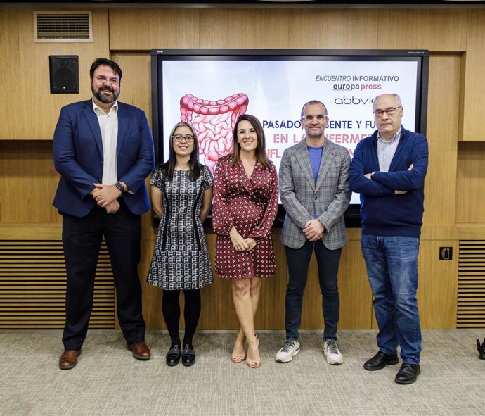 Archivo - (I-D) El pediatra especialista en Gastroenterología y Nutrición Infantil del Hospital Materno Infantil del H.R.U de Málaga, Víctor Manuel Navas; la doctora del Hospital Dr. Balmis, primera presidenta alicantina del Grupo Español de Trabajo en 