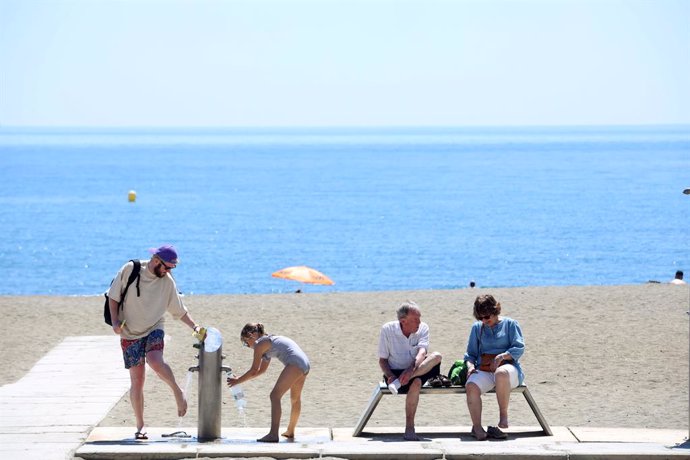 Archivo - Cientos de personas en la playa de La Malagueta por las altas temperaturas de estos días. A 25 de abril de 2023, en Málaga (Andalucía, España). El calor extremo que comenzó a notarse desde el martes y que llevará los termómetros a 39 a finale