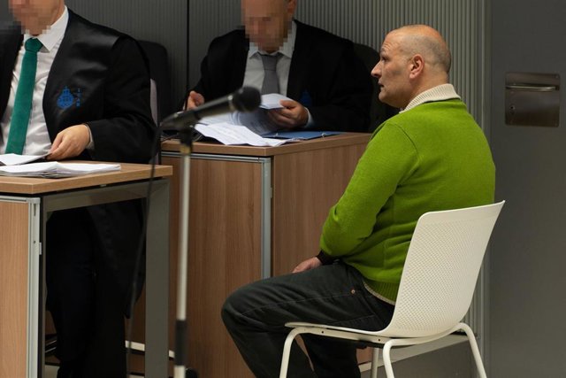 El procesado, O. P. R (c) visto desde una pantalla durante la primera jornada del juicio por el ‘Caso Entrena’