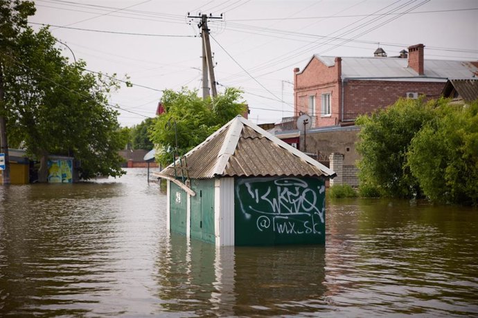 Una calle inundada en Jersón tras la destrucción de la presa de Kajovka