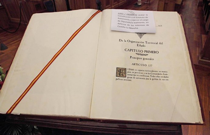 Archivo - Ejemplar de la Constitución sobre el que los diputados juran o prometen su cargo en las Cortes.